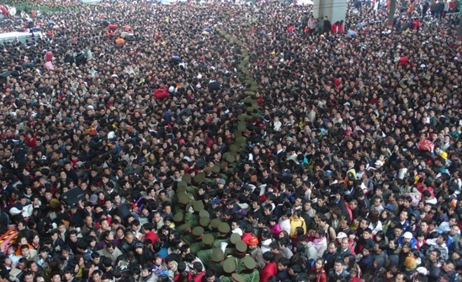 Hình ảnh "khủng khiếp" từ cuộc di cư về quê ăn Tết của người Trung Quốc ảnh 2