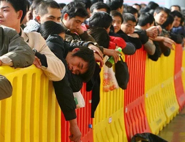 Hình ảnh "khủng khiếp" từ cuộc di cư về quê ăn Tết của người Trung Quốc ảnh 9