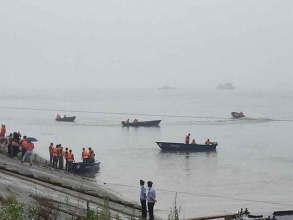 Tàu chở hơn 450 người chìm ở Trung Quốc ảnh 1