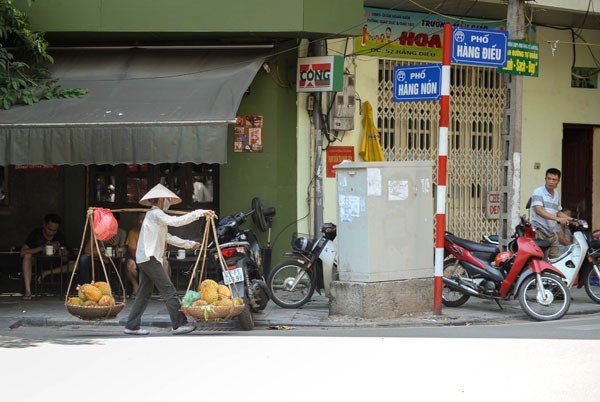 Mưu sinh giữa nắng hè ảnh 5