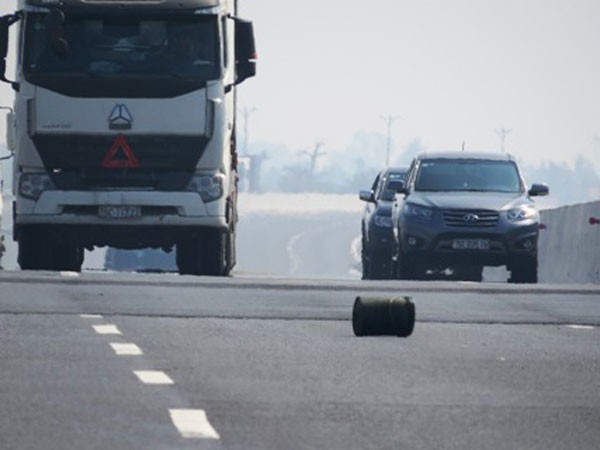 Ôtô nổ lốp trên cao tốc Hà Nội- Hải Phòng, tài xế tử nạn ảnh 1