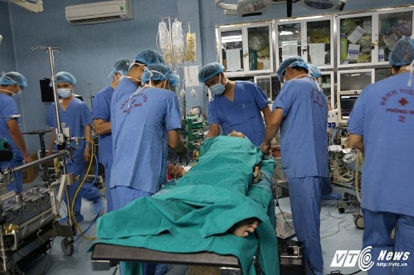 Hàng trăm bác sỹ "nín thở" thực hiện cùng lúc 4 ca ghép tạng trong đêm