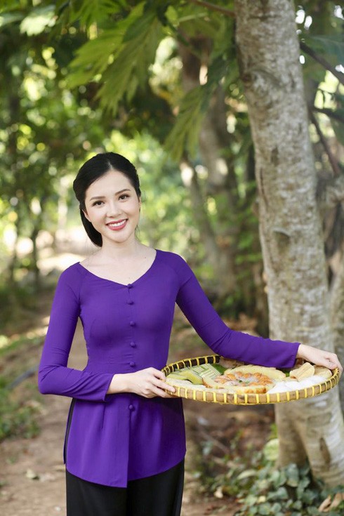 Hoa khôi Huỳnh Thúy Vi dịu dàng làm "đại sứ lễ hội bánh dân gian Nam Bộ" ảnh 6