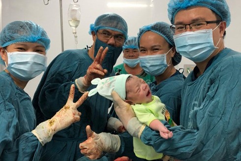 Bệnh viện đa khoa tỉnh Quảng Trị cứu sống thai nhi bị sa dây rốn nguy kịch ảnh 1