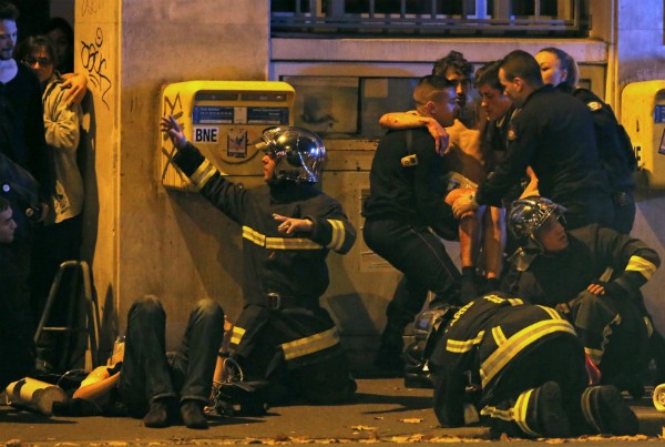 Tấn công khủng bố kinh hoàng ở Pháp: 40 người chết, 100 người bị bắt làm con tin ảnh 1