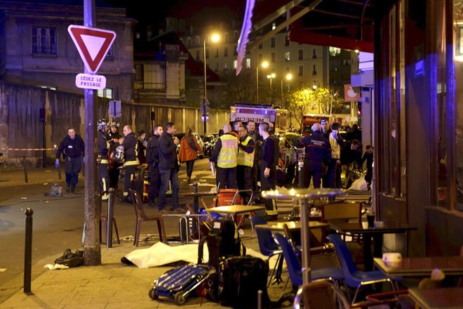 Tấn công khủng bố kinh hoàng ở Pháp: 40 người chết, 100 người bị bắt làm con tin ảnh 3
