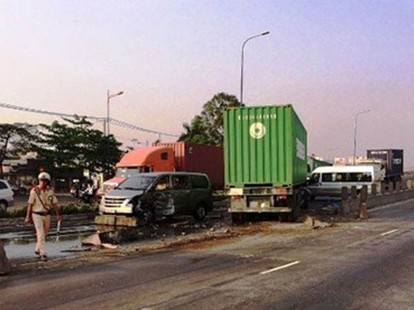 Container đâm hàng loạt ô tô, nhiều người bị thương ở TP.HCM ảnh 1