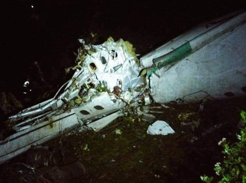 Hình ảnh được cho là mảnh vỡ của phi cơ gặp nạn. Ảnh: Twitter.