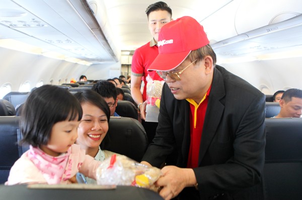 Ông Nguyễn Đức Tâm, Phó Tổng Giám đốc hãng hàng không VietJet Air đã trang trọng tặng quà tri ân khách hàng đồng hành trên đường bay mới