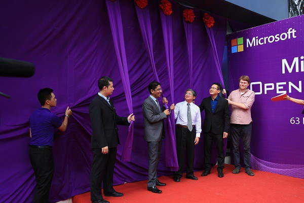 Cửa hàng chính hãng được Microsoft ủy quyền đầu tiên tại Việt Nam ảnh 2