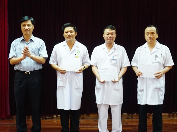CATP Hà Nội tặng quà động viên tinh thần kíp mổ kịp thời cứu sống bệnh nhân nhiễm HIV ảnh 1