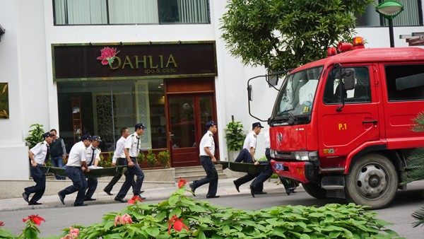 Lực lượng cứu nạn, cứu hộ tại cơ sở đưa nạn nhân bị ngạt khói ra xe cứu thương