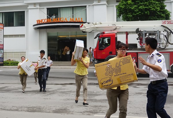 Cán bộ nhân viên của BQL toà nhà nhanh chóng đưa tài sản của người dân đến nơi an toàn