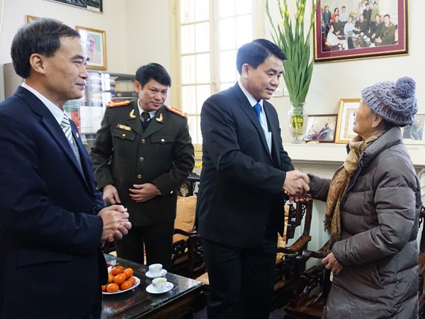 Chủ tịch UBND thành phố Hà Nội thăm và chúc Tết gia đình đồng chí Phạm Tâm Long ảnh 2