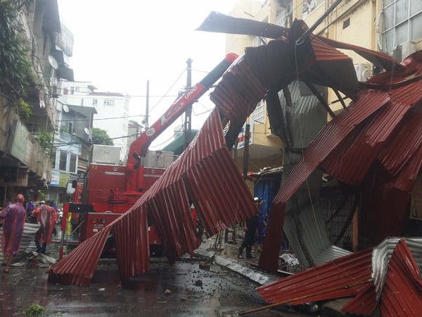 Lực lượng Cảnh sát PCCC khẩn trương cứu hộ nhiều nhà bị tốc mái, cây đổ ảnh 7