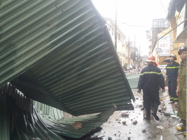 Lực lượng Cảnh sát PCCC khẩn trương cứu hộ nhiều nhà bị tốc mái, cây đổ ảnh 10
