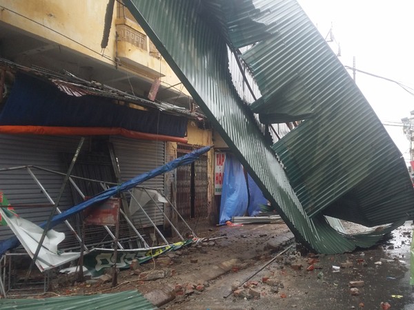 Lực lượng Cảnh sát PCCC khẩn trương cứu hộ nhiều nhà bị tốc mái, cây đổ ảnh 11