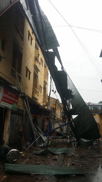 Lực lượng Cảnh sát PCCC khẩn trương cứu hộ nhiều nhà bị tốc mái, cây đổ ảnh 4
