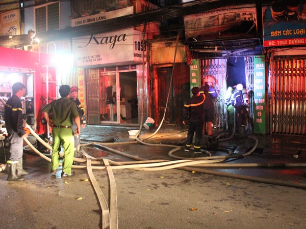 Kịp thời dập tắt đám cháy tại cửa hàng xe đạp điện trong đêm ảnh 3
