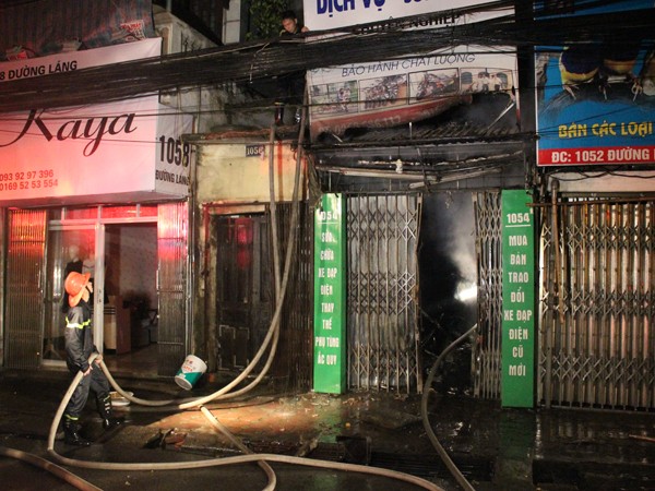 Kịp thời dập tắt đám cháy tại cửa hàng xe đạp điện trong đêm ảnh 2