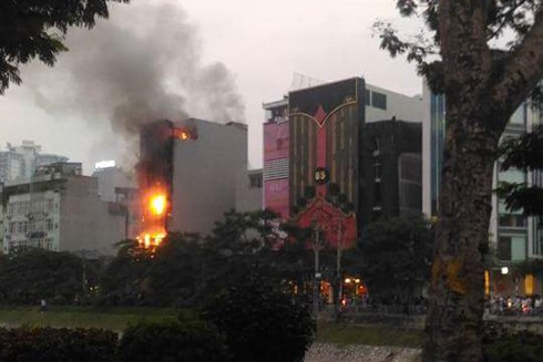 Cơ bản khống chế đám cháy tại quán karaoke số 83 phố Nguyễn Khang ảnh 4
