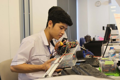 Dự án robot leo tường và lau kính của Trường THPT Gia Định đoạt giải Nhất
