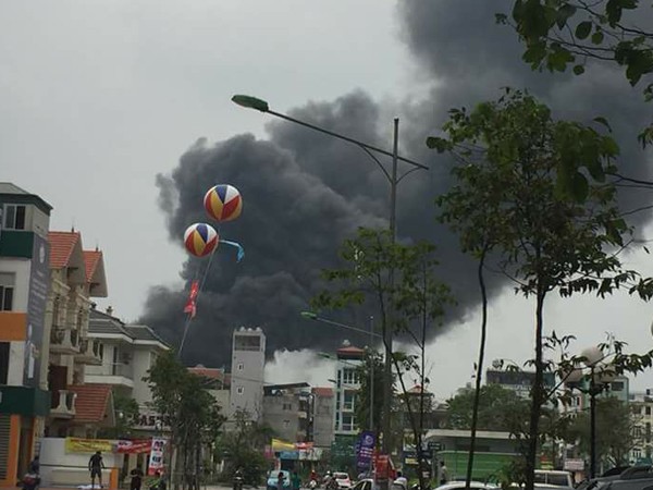 Đang cháy lớn tại chợ Quang, huyện Thanh Trì ảnh 1