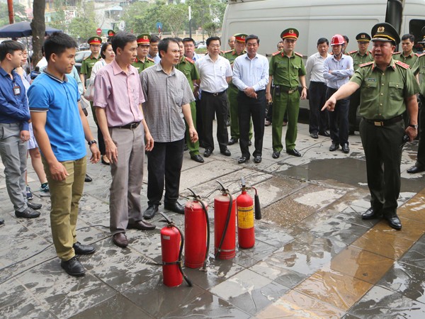 Thứ trưởng Bùi Văn Thành cùng đoàn kiểm tra an toàn PCCC tại tòa nhà M3, M4 Nguyễn Chí Thanh
