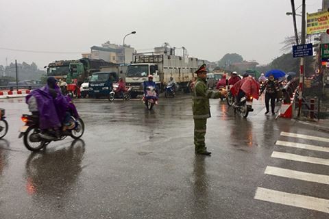 Lực lượng Công an Đồn Cầu Bươu làm nhiệm vụ phân luồng, điều tiết giao thông tại đường Phan Trọng Tuệ
