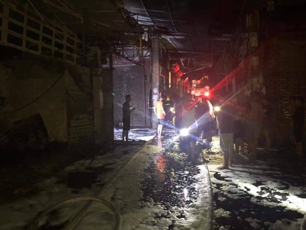 Cháy rụi hơn 80m2 nhà xưởng chế biến gỗ trong đêm ở huyện Thạch Thất ảnh 1