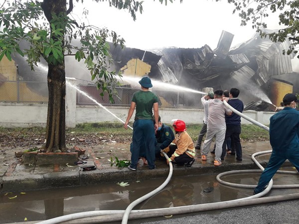 Nhiều người dân hiếu kỳ vây kín xưởng nhựa xảy cháy tại quận Long Biên ảnh 2