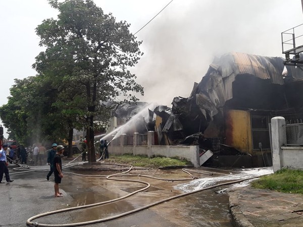 Nhiều người dân hiếu kỳ vây kín xưởng nhựa xảy cháy tại quận Long Biên ảnh 6