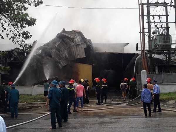 Nhiều người dân hiếu kỳ vây kín xưởng nhựa xảy cháy tại quận Long Biên ảnh 7