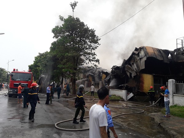 Nhiều người dân hiếu kỳ vây kín xưởng nhựa xảy cháy tại quận Long Biên ảnh 9