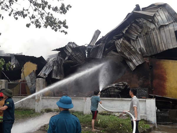 Nhiều người dân hiếu kỳ vây kín xưởng nhựa xảy cháy tại quận Long Biên ảnh 10