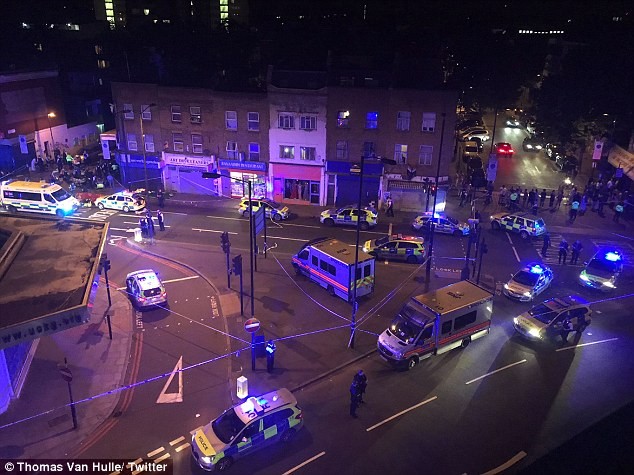 Chi tiết vụ xe lao lên vỉa hè London, hơn 10 người bị thương ảnh 4