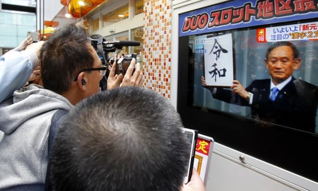 Người dân Nhật Bản theo dõi sự kiện Chánh văn phòng Nội các Yoshihide Suga công bố niên hiệu mới