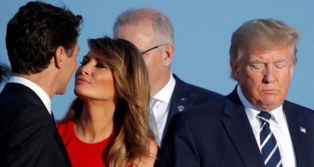 Chuyên gia ngôn ngữ cơ thể "phán" gì về "nụ hôn gió" của bà Trump? ảnh 1