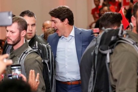 Thủ tướng Canada Justin Trudeau mặc áo chống đạn đi tiếp xúc cử tri