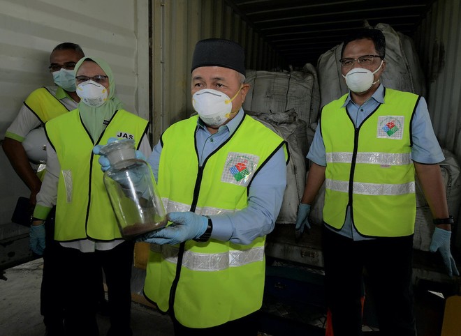Malaysia phối hợp cùng Interpol điều tra lô hàng "khủng" 110 container chất thải độc hại
