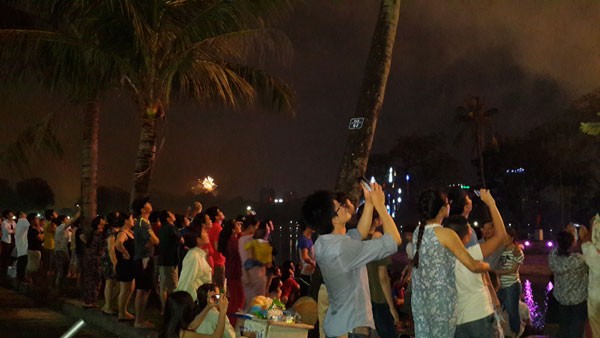 Hà Nội: Người dân đội mưa hào hứng xem pháo hoa ảnh 5