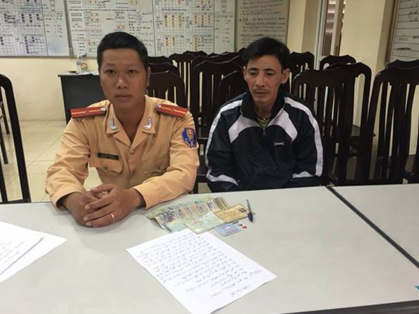 Hà Nội: Cảnh sát giao thông trả lại ví có 12,8 triệu đồng cho người đánh rơi ảnh 1