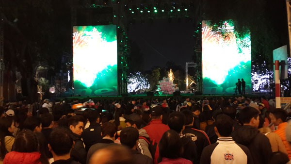 Không khí hân hoan chào đón năm mới 2016 trên khắp mọi miền Tổ quốc ảnh 11