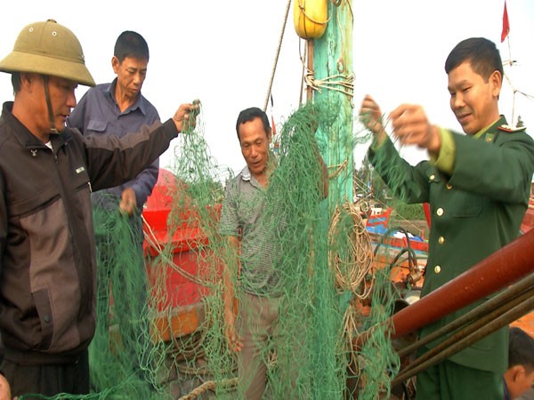 Những cheo lưới của ngư dân Quảng Trị bị phá nát do chiếc neo của tàu nước ngoài