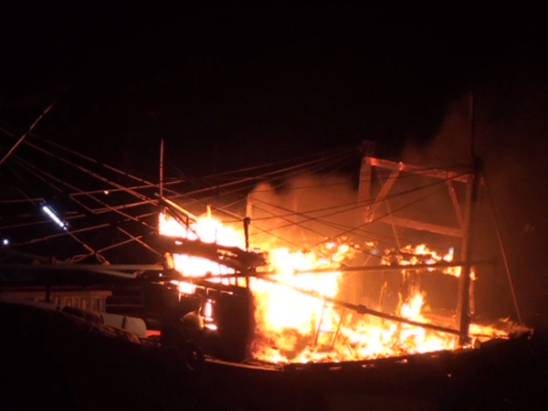 Quảng Ngãi: Cháy 3 tàu cá đánh bắt xa bờ, thiệt hại 5 tỉ đồng ảnh 1
