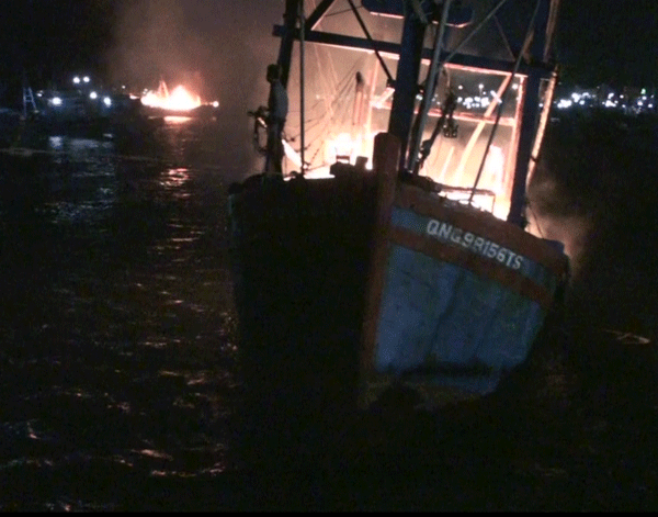 Quảng Ngãi: Cháy 3 tàu cá đánh bắt xa bờ, thiệt hại 5 tỉ đồng ảnh 2