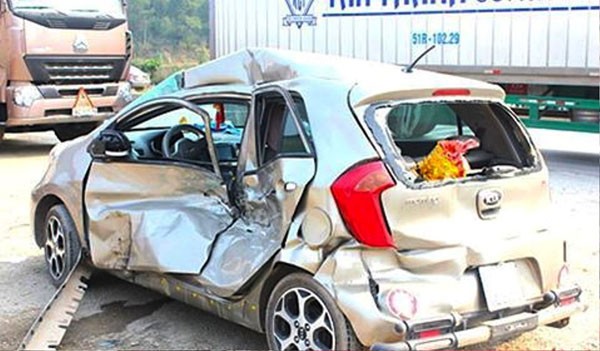 Chiếc Kia Morning cũng bị hư hỏng nặng sau tai nạn
