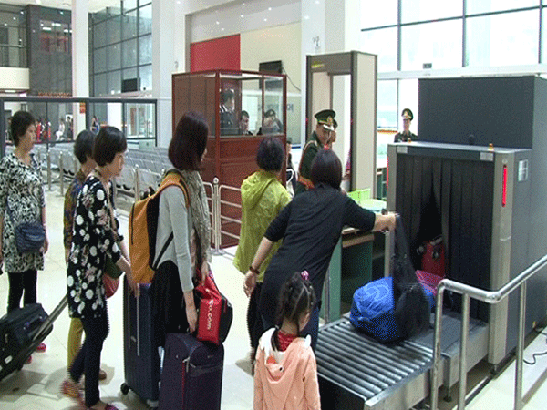 Gần 270.000 lượt khách XNC qua Cửa khẩu Quốc tế Hữu Nghị - Lạng Sơn ảnh 1