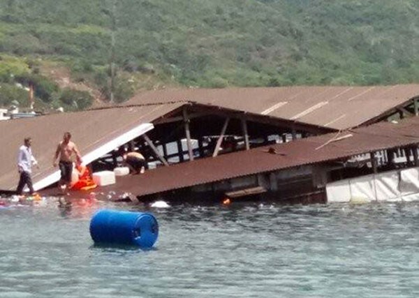 Sập nhà hàng nổi ở Ninh Thuận, 300 du khách rơi xuống biển ảnh 1