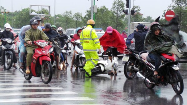 Hà Nội: 1 người chết, 5 người bị thương do mưa bão ảnh 10